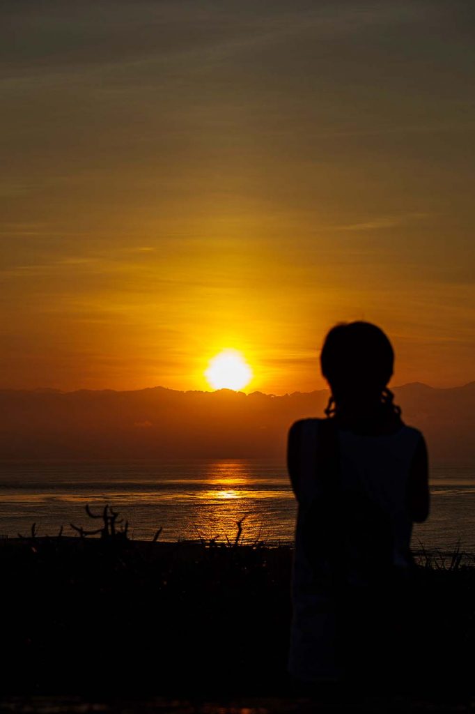 旅行中在拍照記錄夕陽的作者