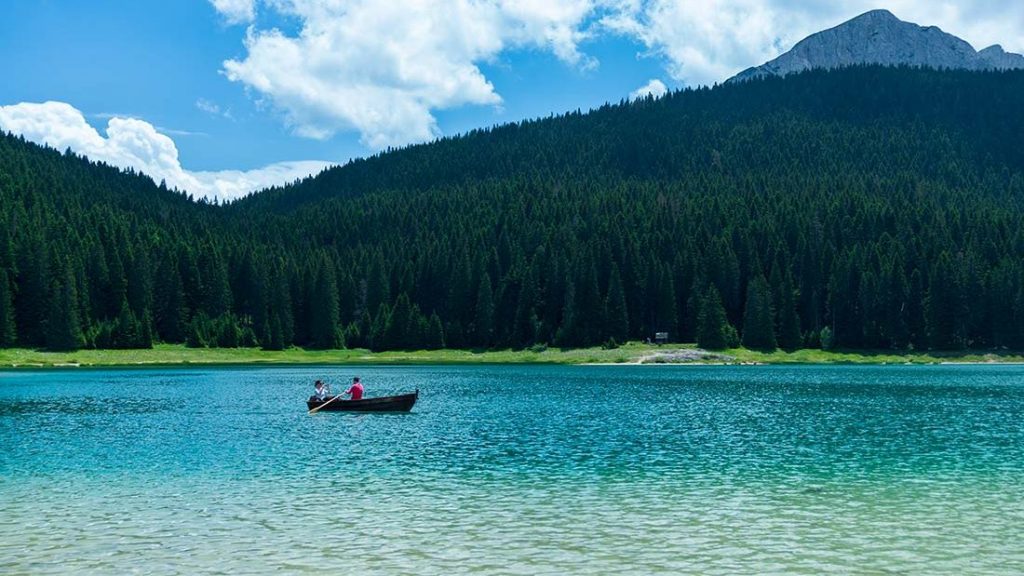 黑湖（Black Lake）湖面寧靜如鏡，是杜米托爾國家公園內最具代表性的自然景點，夏季還可體驗划船等活動