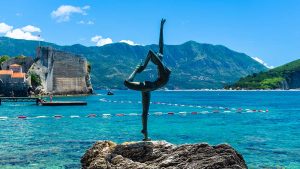 布德瓦著名景點舞者雕像 Dancer from Budva，地標性青銅雕像與海景
