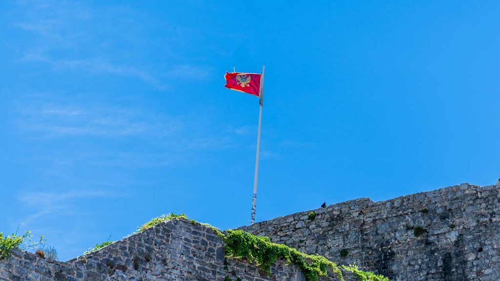 布德瓦 Budva 古城牆與飄揚的蒙特內哥羅國旗