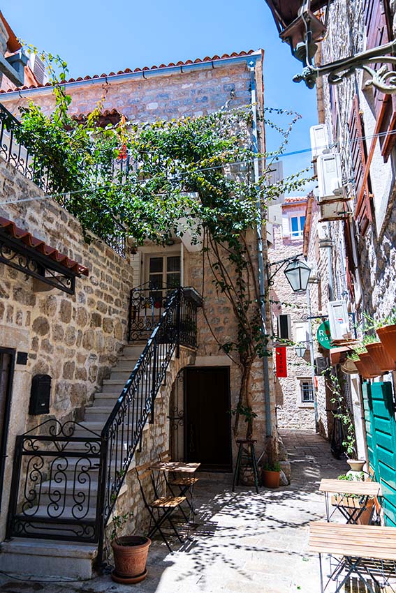 布德瓦 Budva 古城區石板街道,充滿生活感與歷史氛圍的小巷景觀