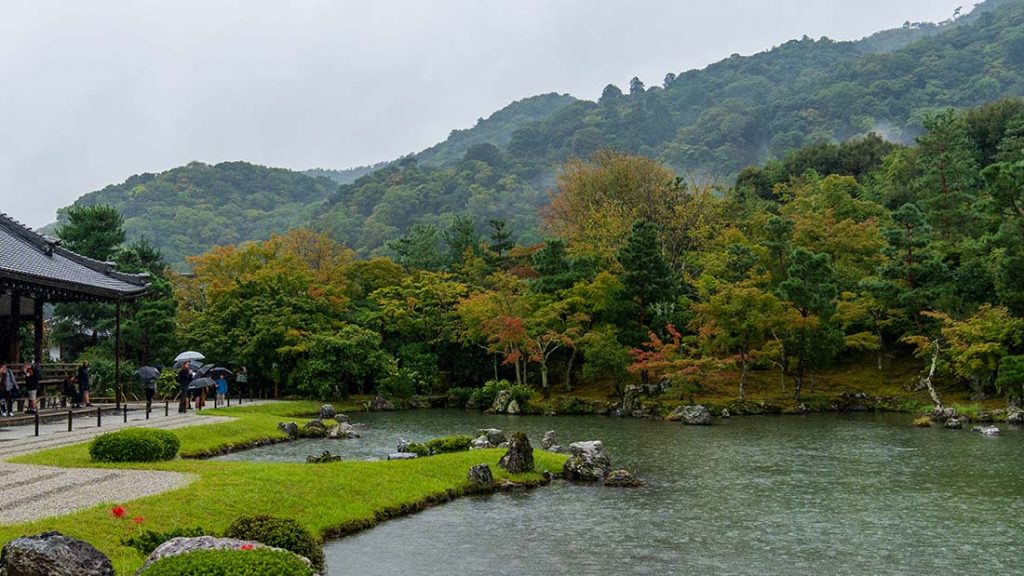 下雨天的嵐山天龍寺，日本自由行途中遇到天氣變化的旅遊情境