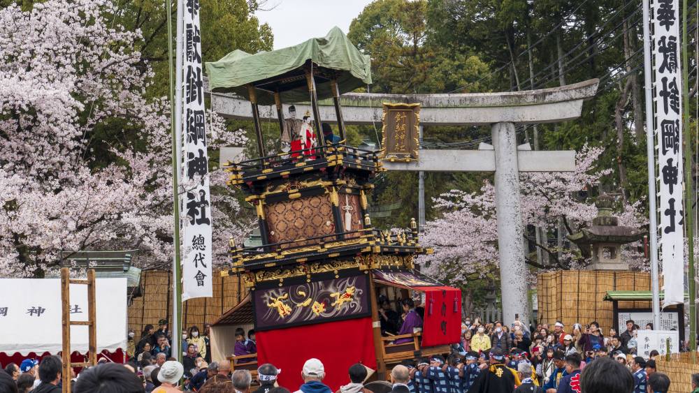 犬山祭盛大傳統祭典現場,提醒旅客祭典期間訂房要提早