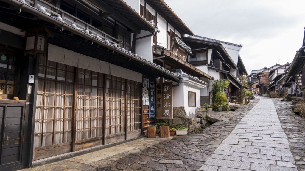 馬籠宿石板坡道街景,江戶時代氛圍濃厚的中山道宿場小鎮