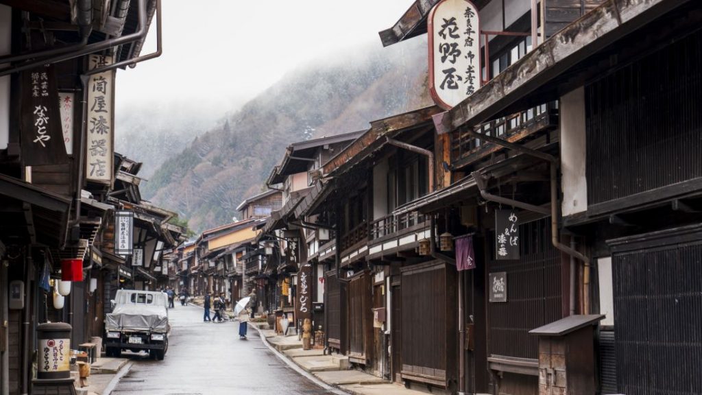 奈良井宿木造老街全景,長野中山道上保存完整的江戶時代宿場町