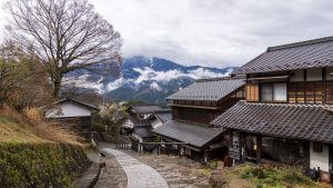 馬籠宿斜坡街道俯瞰，江戶時代風情的中山道宿場町與山景