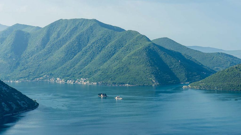 清晨遠眺佩拉斯特雙子島，湖面寧靜如鏡的蒙特內哥羅風景