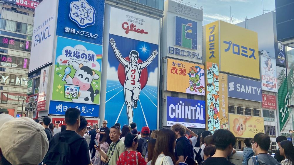 大阪心齋橋熱鬧街景與行人 — 日本自由行購物區