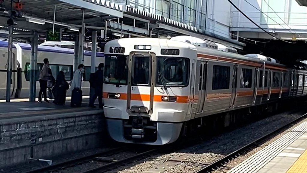 日本交通規劃示意:月台上停靠的列車與準備上車的旅客