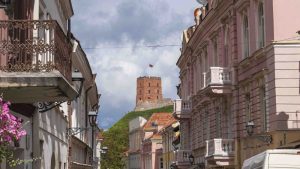 從老城區街道仰望格迪米納斯塔（Gediminas Tower）