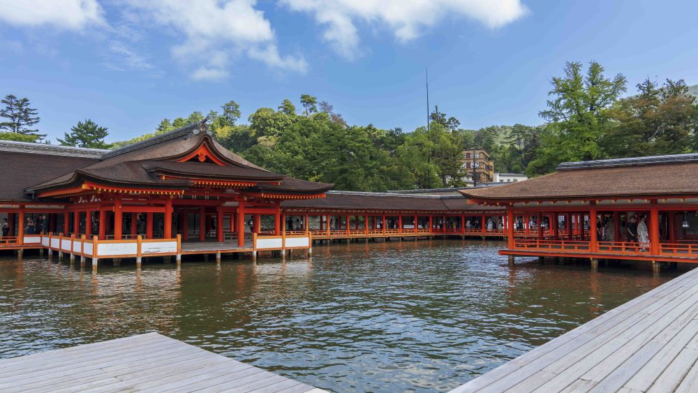 宮島嚴島神社,漲潮時建築座落於水面上,長長的走廊延伸至神社內部