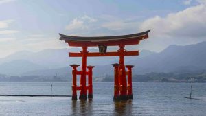 宮島嚴島神社與大鳥居全景，呈現紅色建築與海面交織的景致