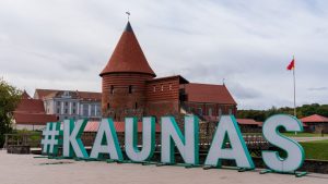 考納斯城堡與 Kaunas 標誌，立陶宛考納斯必訪景點